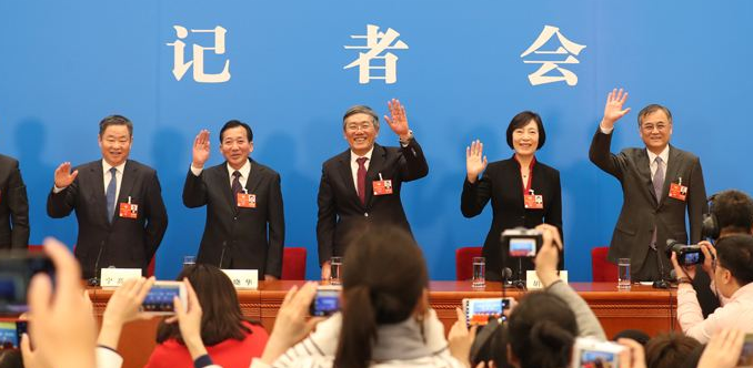 经常戴着耳机写作业的学生是谁？